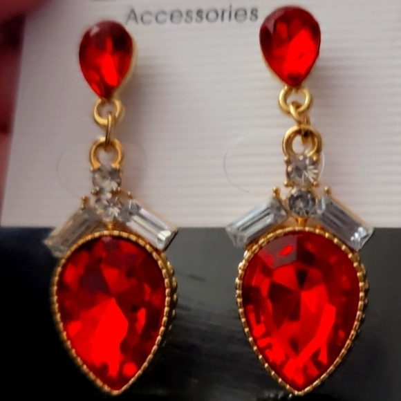 🍀Gold tone Red Post Dangle Earrings NWT - Picture 1 of 3